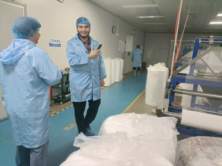 Cloudová inspekce zpravodajského obchodu se zahraničním obchodem podle zákazníků na Středním východě