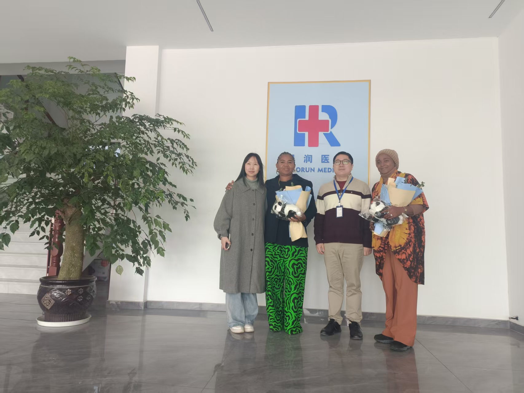 Delegace z nigerijského ministerstva zdravotnictví navštívila Haoron Medical Products Co., Ltd. za účelem kontroly a přezkoumání.