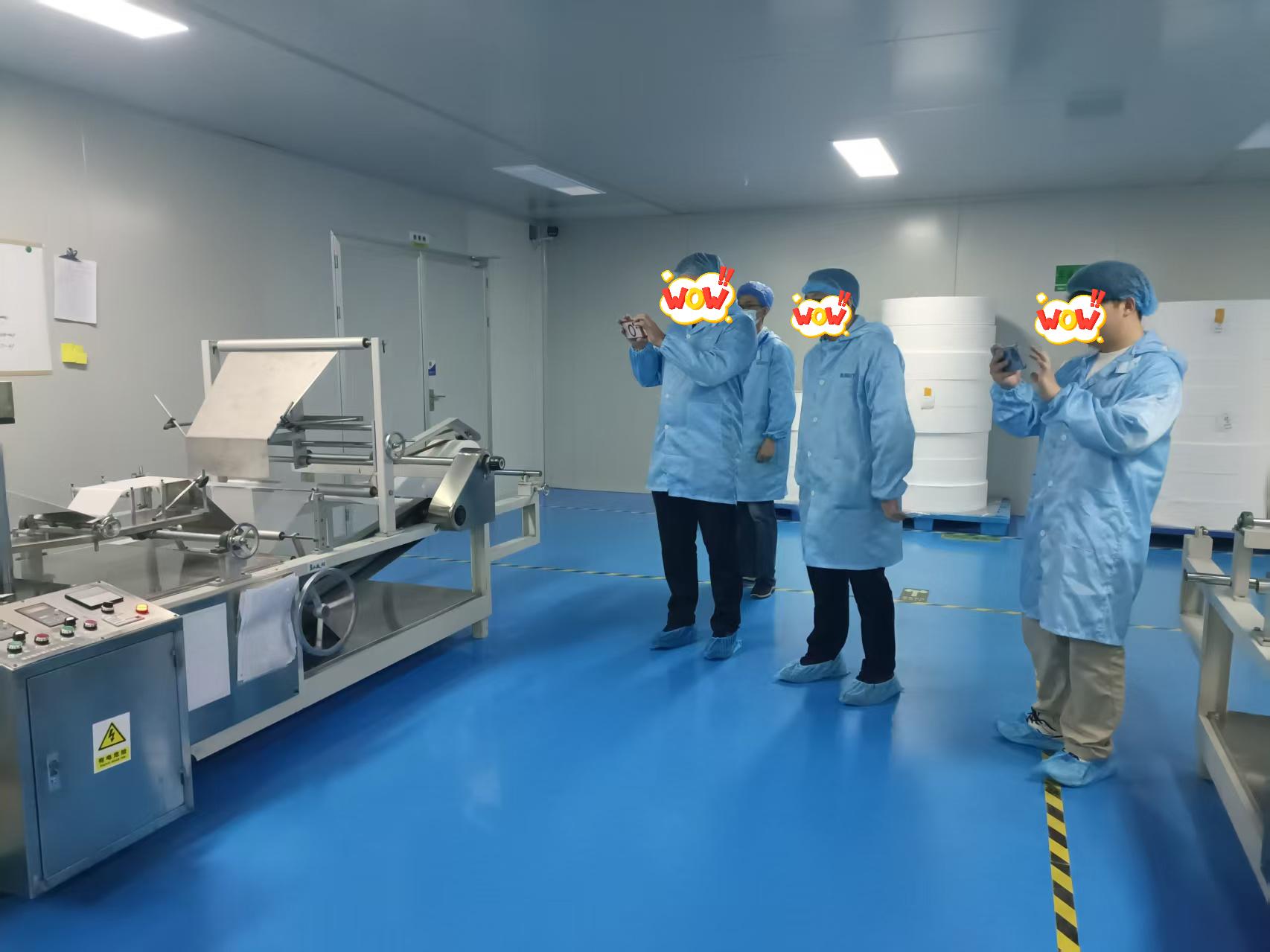 Ředitel nákupu evropského distributora produktů pro zdraví velkých zvířat navštíví naši společnost za účelem kontroly a vyjednávání
